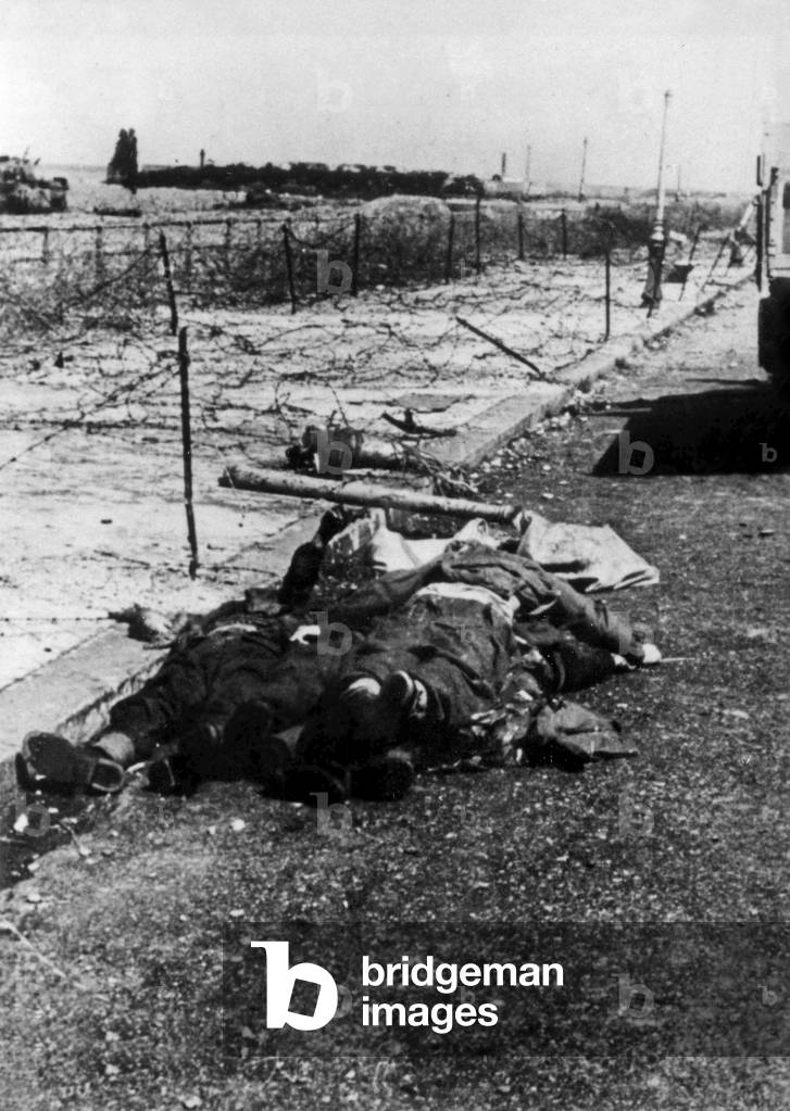 August 1942 in Dieppe (Normandy, France) : attempt of english landing (failure) : bodies on a roaed near the beach