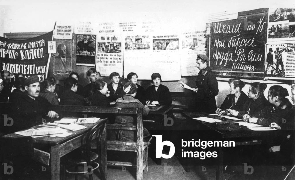 Teaching in USSR in 20's : lesson for adults (struggle against illetracy)
