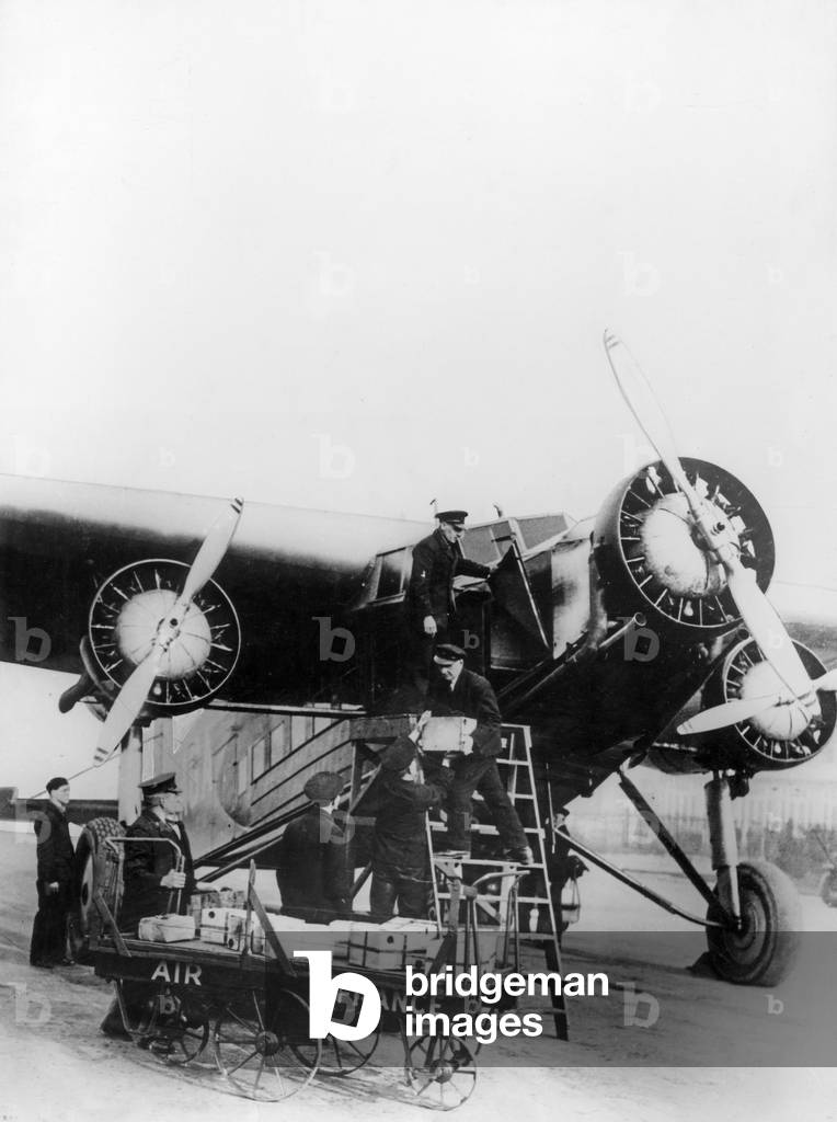 Loading of crates on a Wilbault plane (Air France) in London 1933 - 1934