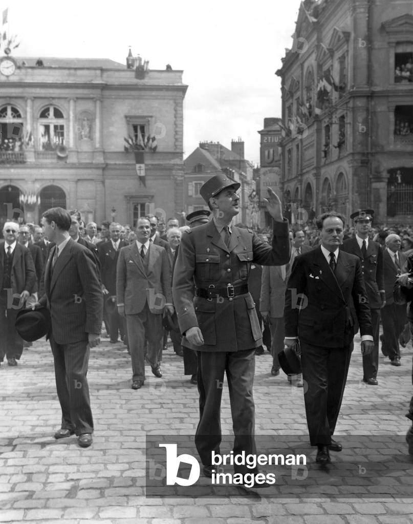 General Charles de Gaulle in Laval (France) on august 22, 1944 photo NARA. On r behind with cap : Claude Gay, De Gaulle's aide-de-camp