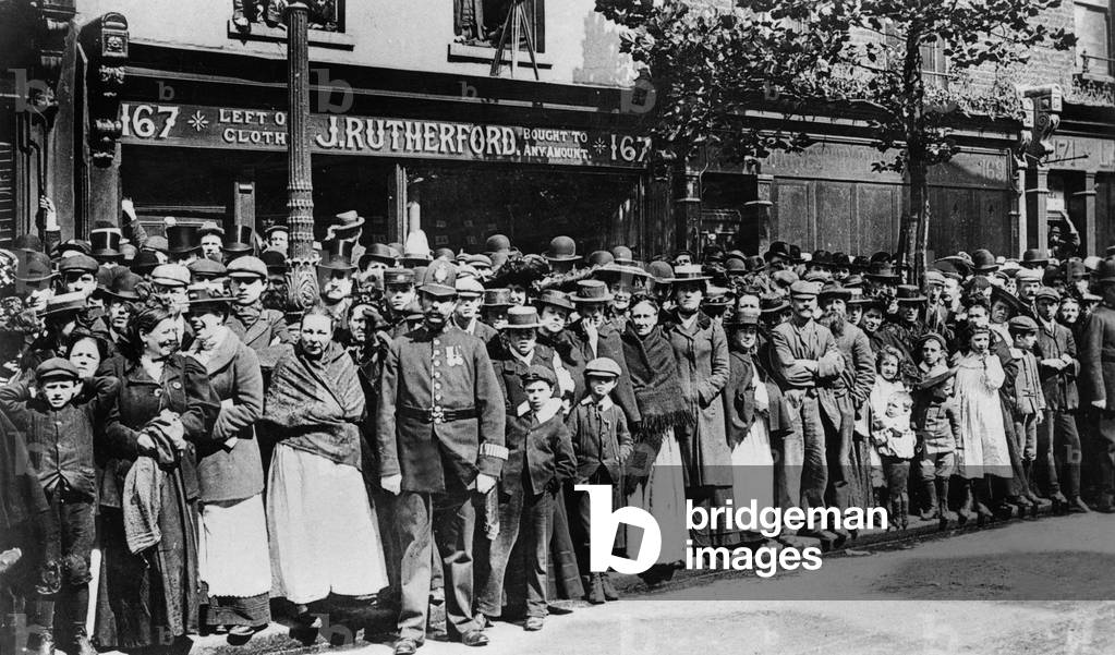 the crowd of Guildhall area along the route of French president Emile Loubet during official visit in London july 07, 1903