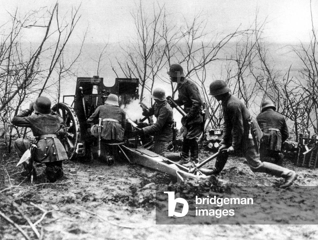 German artillery during battle in Champagne, France 1917
