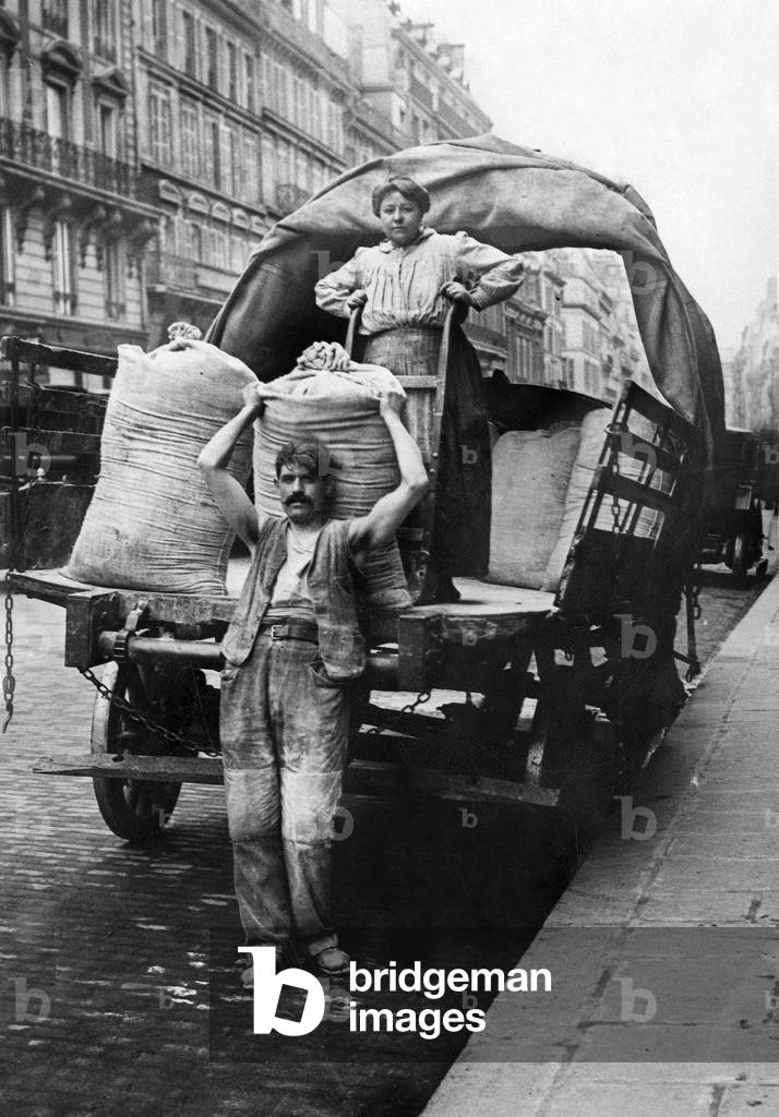 in Paris, a woman helping her husband to unload flour bags during ww1 (men being to the front)