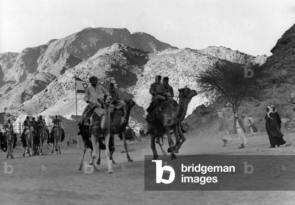 Bedouins in the Sinai looking for the grave of Yad Avshalom (monument devoted to Absalon, attibuted to rebellious son of king David) on august 8, 1968