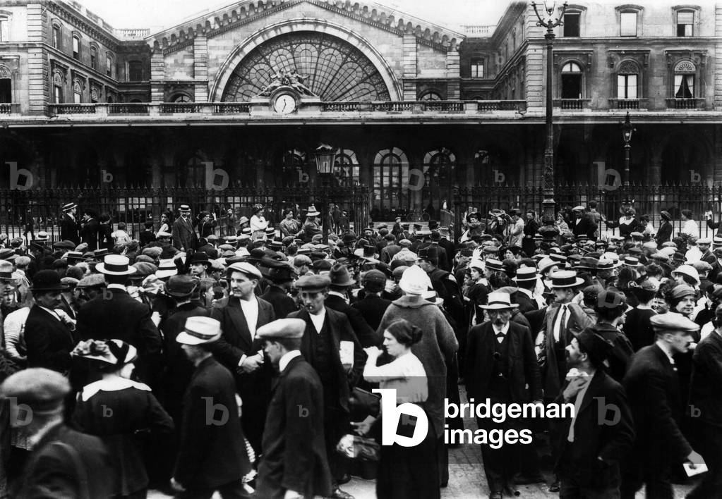 Mobilization : people outside the station (Gare de l'Est) in Paris august 2, 1914