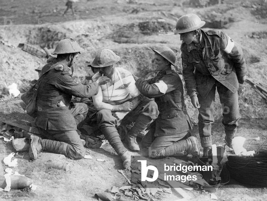 Canadians treating a wounded man after the battle on Somme front (France), septembre 1916