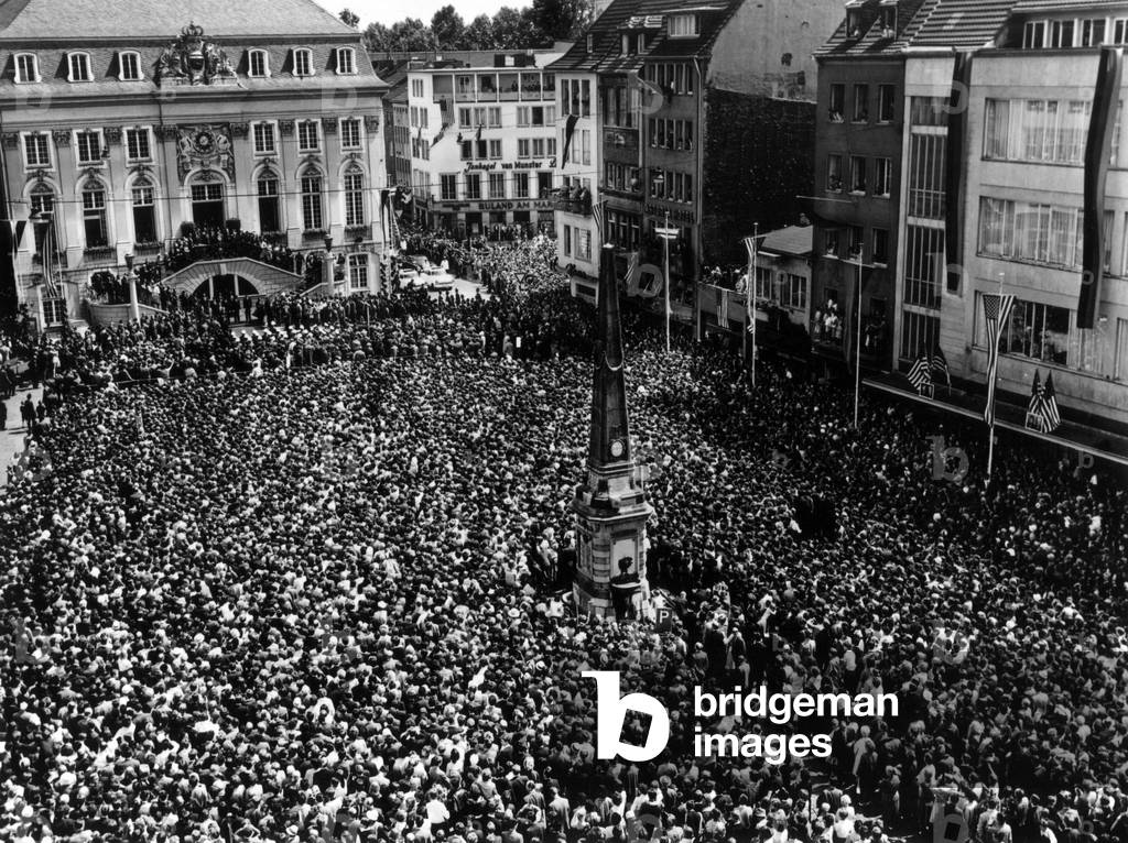 Official visit of american president John F. Kennedy in Germany : here speech in Bonn in front of 30000 people crowd june 23, 1963