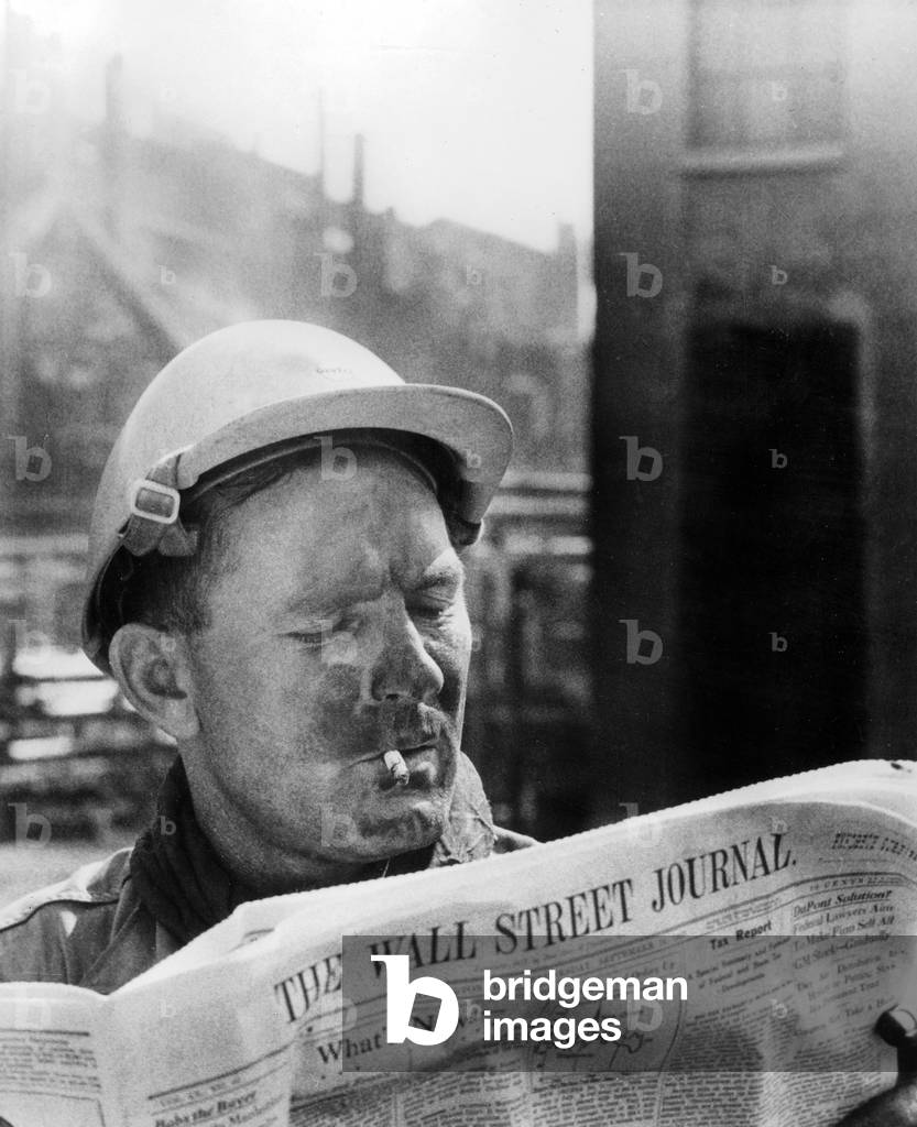 Lunchbox capitalists in the USA : worker of Monsanto reading 