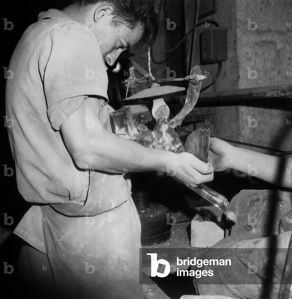 Baccarat factory : making of a crystal object in Baccarat crystal glassworks in France, 50's