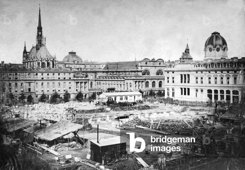 On l is the Sainte Chapelle Boulevard du Palais in Paris, Ile de la Cite: in the background the Sainte Chapelle, a commercial court