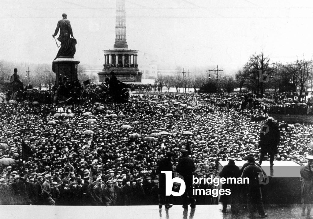 Demonstration in front of Victory column in Berlin in 1919 during Spartakist revolution