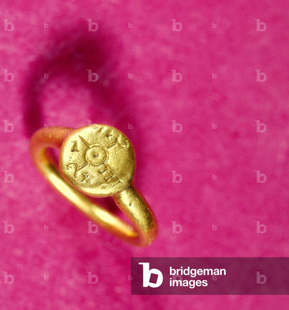 ring, merovingian jewel (481-751AD), photo by Hubert Josse