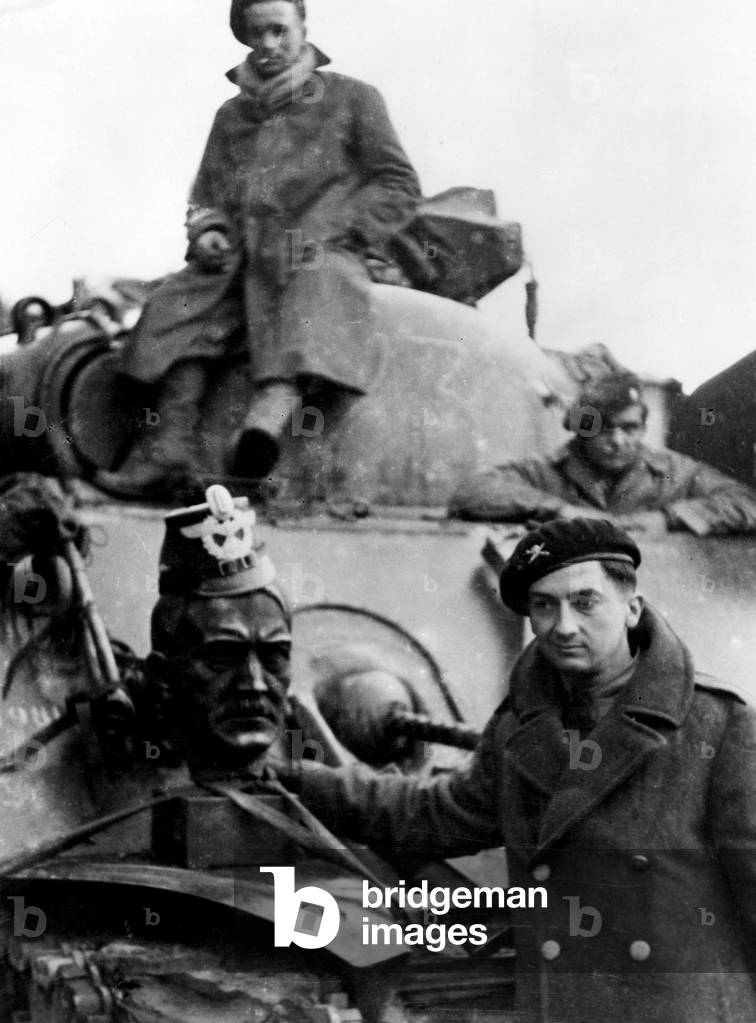 Liberation of Strasbourg : a Hitler's bust and a kepi from a 