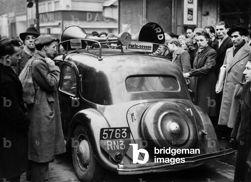 Because of the strike of the French great national dailies, the newspapers disseminate information of the day, using high fixed loud speakers on the roof of a car, January 28, 1946, in Paris