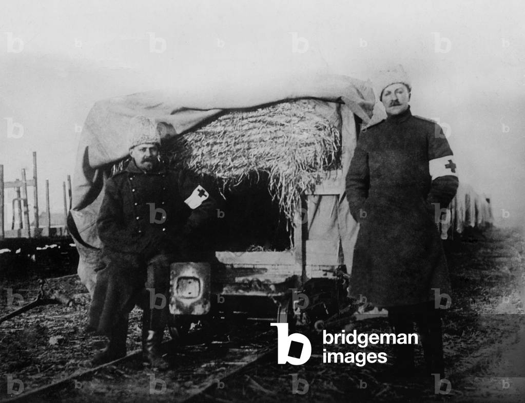 On the Russian front, a tram specially built for the transport of wounded. The wagons are covered with straw, protecting soldiers from the harshness of winter. 1915 -