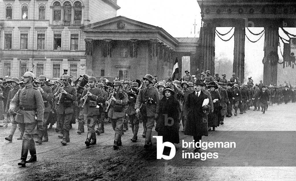 entry of the german army in Berlin by the Brandenburg Gate during the spartakist revolt in Germany december 1918