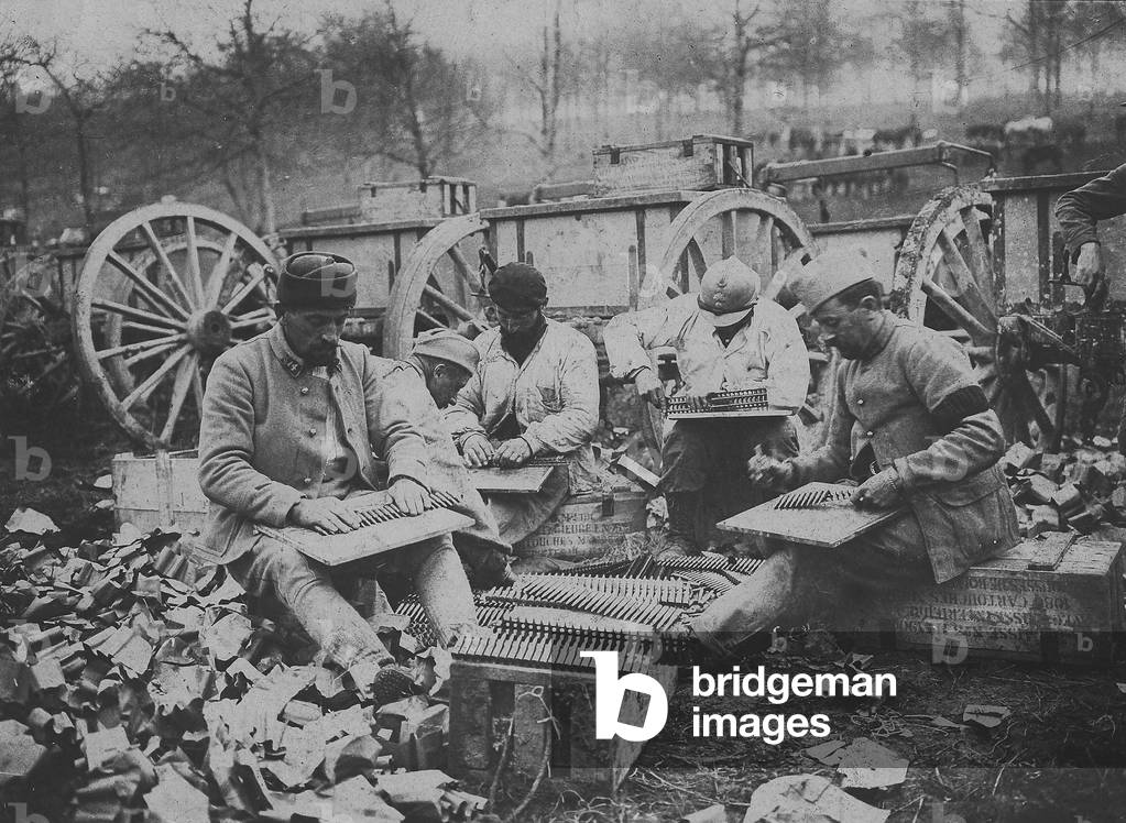 Preparation of stips for machine guns in Saint Etienne (France) during first world war