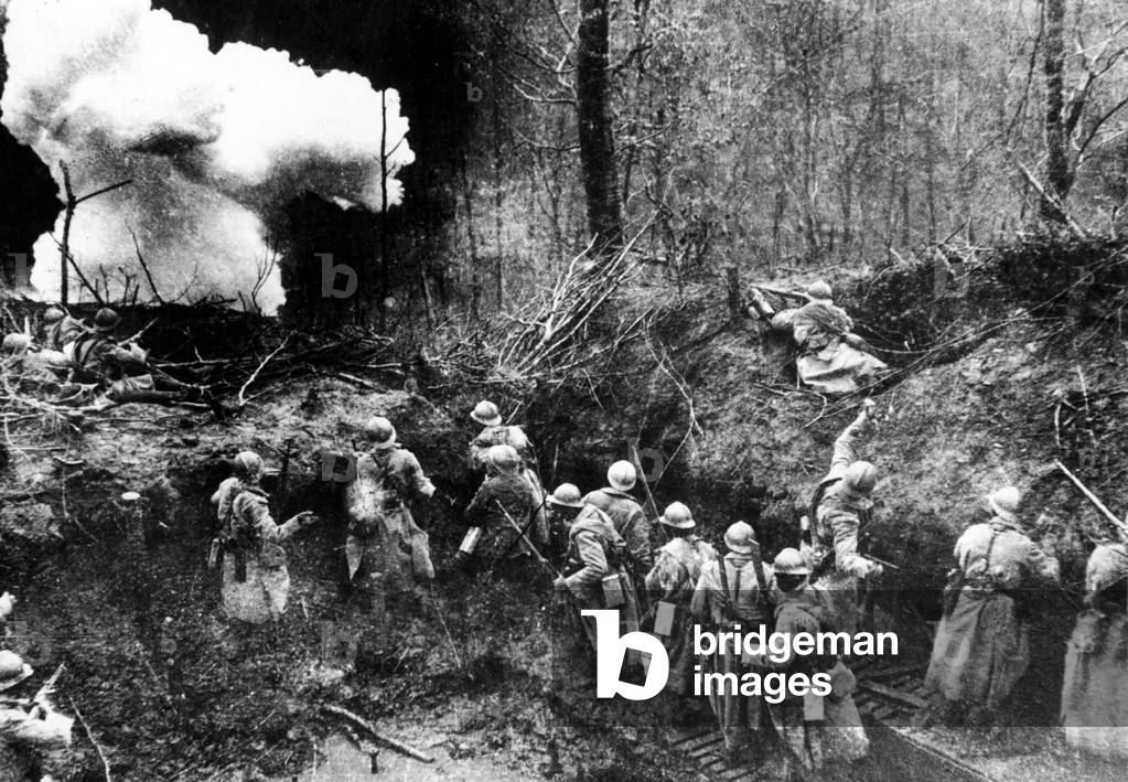 soldiers in the trenches during the ennemy assault during the great war
