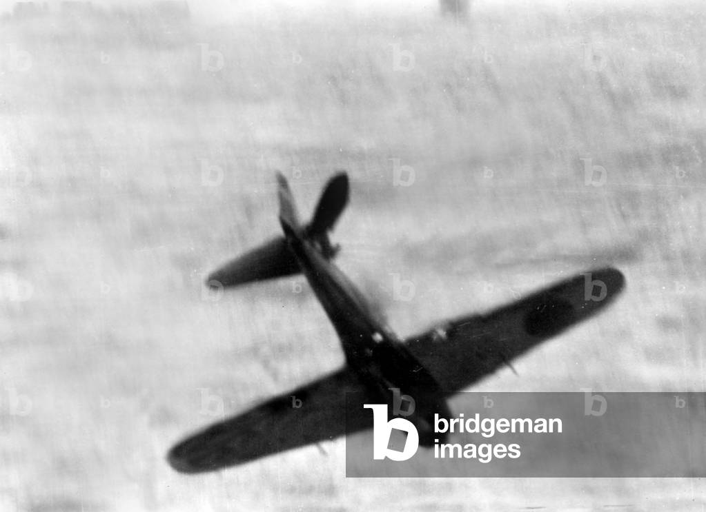 Japanese fighter plane which, during a suicide attack, let it fall on an american warship : part of fuselage and a wing are damaged by submachine-gun fire of the american warship, 1945, Pacific war