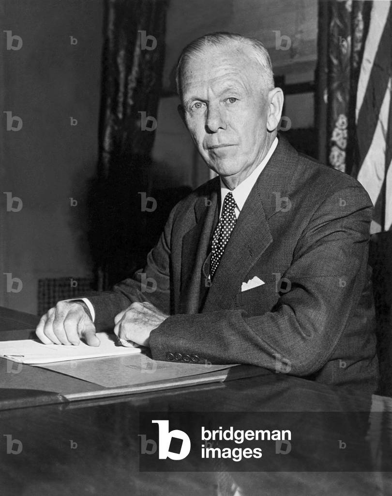 George Marshall (1880-1959), Chief of Staff of american army (1939-1945), secretary of state of pre sident HarryTruman (1947-1949), he gave his name to the plan of economic help to Europe and received peace Nobel prize in 1953, here in 1947