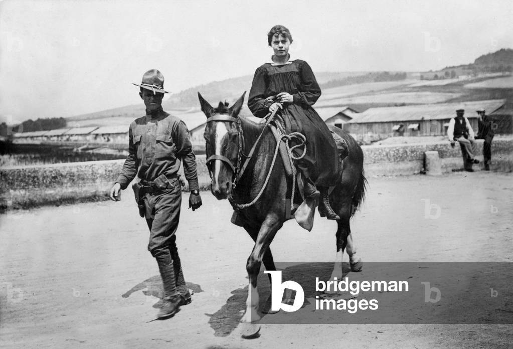 American soldier on French front : a young French woman on an american horse, 1st world war