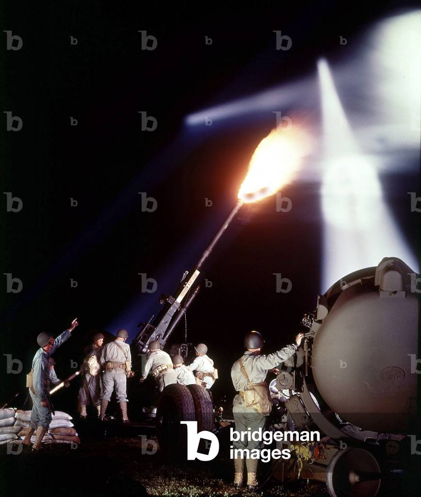 Manoeuvre of the modern american army in 1960 with some antiaircraft gunnery and a strong luminescence searchlight