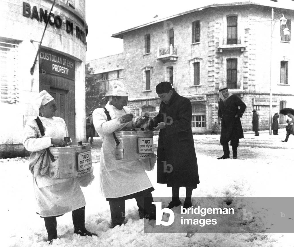 Sausages street vendors : small jobs in Israel until 1955 for most migrants of german origins