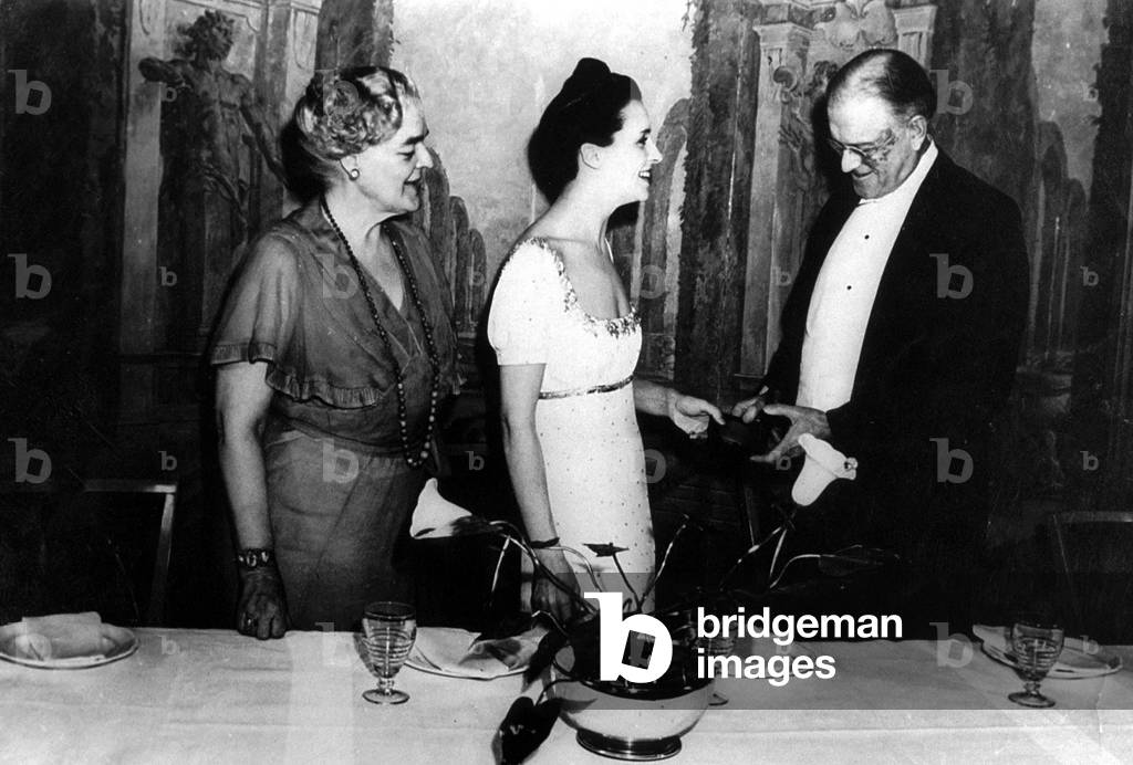 Eve Curle received Clement Cleveland by american cancer committee for distinguishes services for public education, here with her mother (l) and Dr Francis Carter Wood