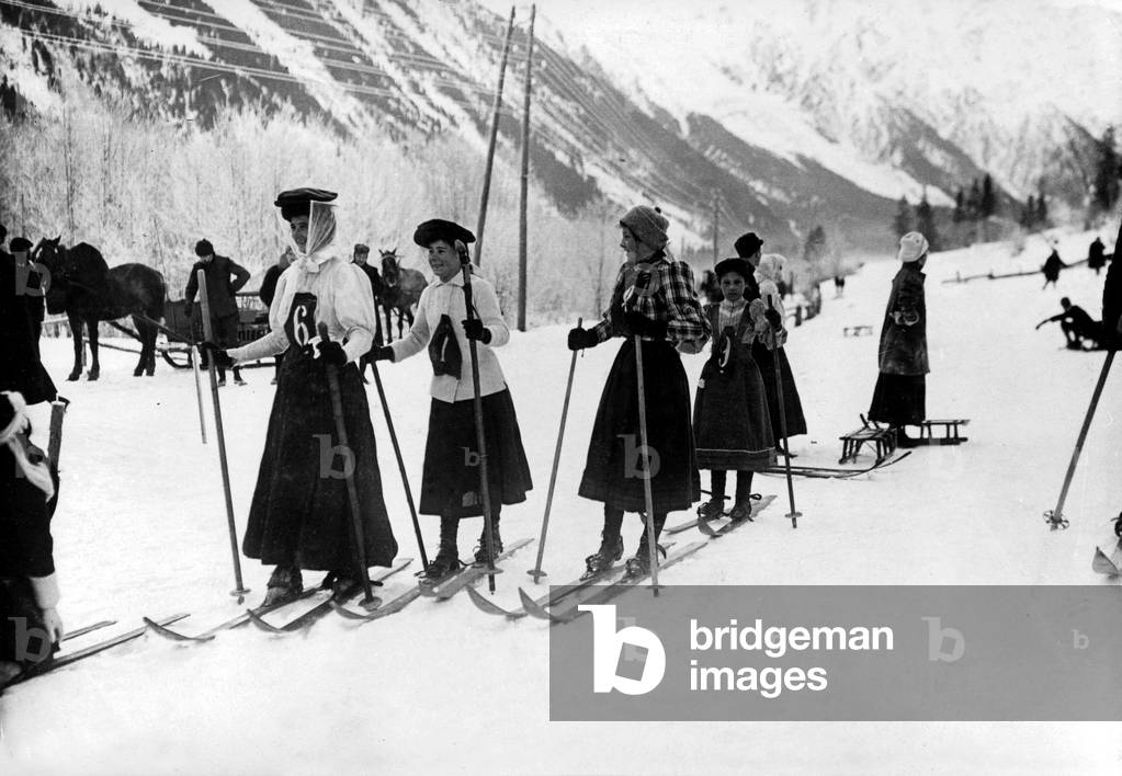 Women skiying in Chamonix (France) in 1908