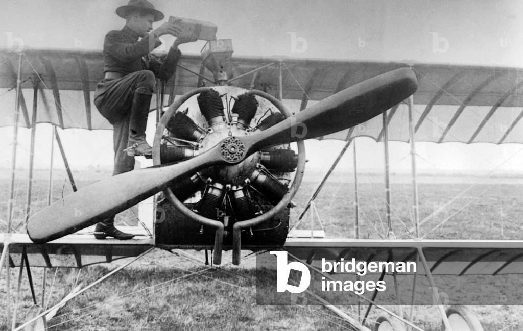 American pilot repairing his plane in Saint Laurent des Eaux, France, april 1918