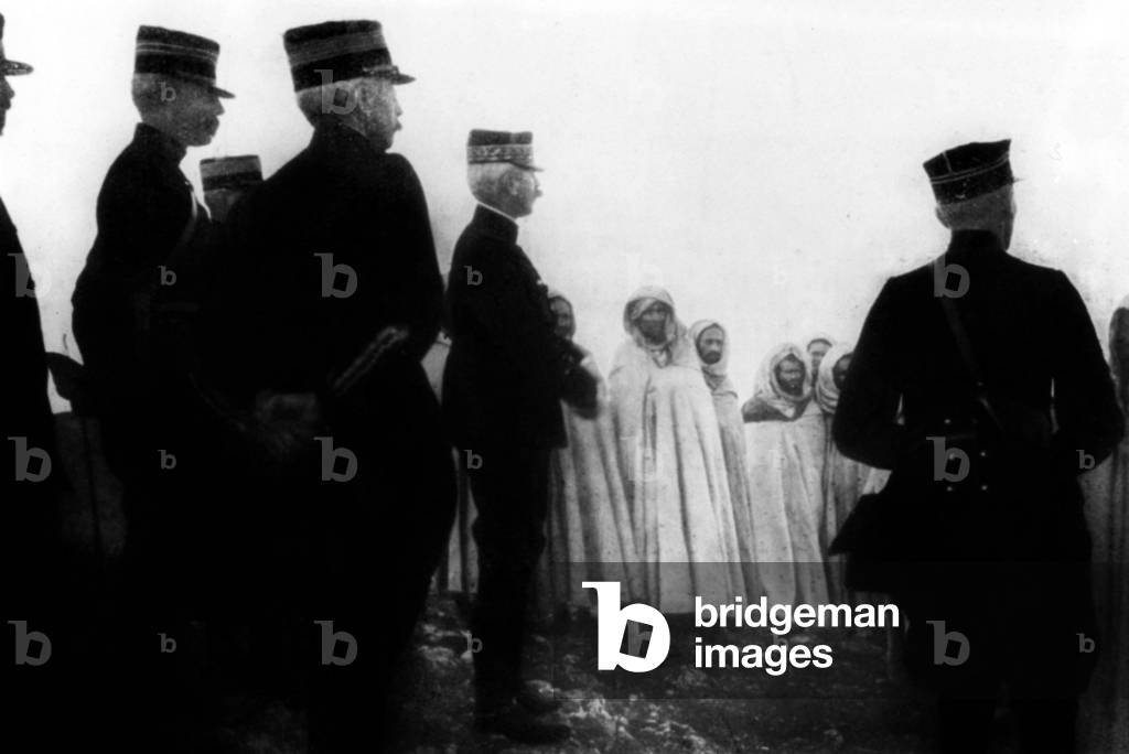 beni snassen (algerian tribes) submitting to French general Louis Hubert Lyautey (1854-1934) december 1907