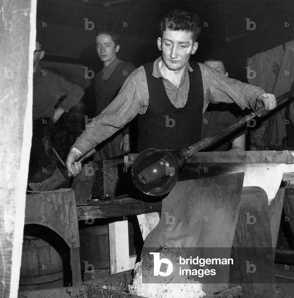 Baccarat factory : making of a crystal object in Baccarat crystal glassworks in France 50's