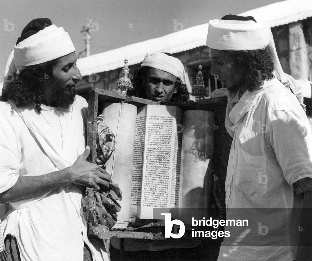 Yemenis presenting the Thorah opened on auguts 26, 1950