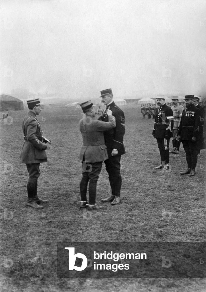 The cartoonist Prejelan receives the war cross in Salonica.