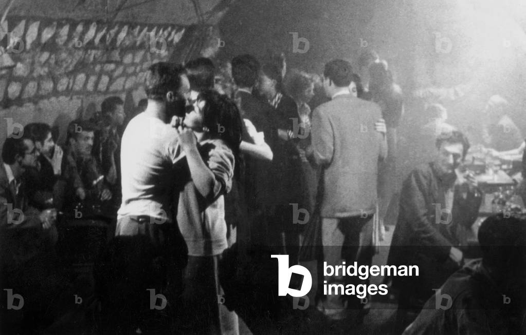 Juliette Greco in nightclub 