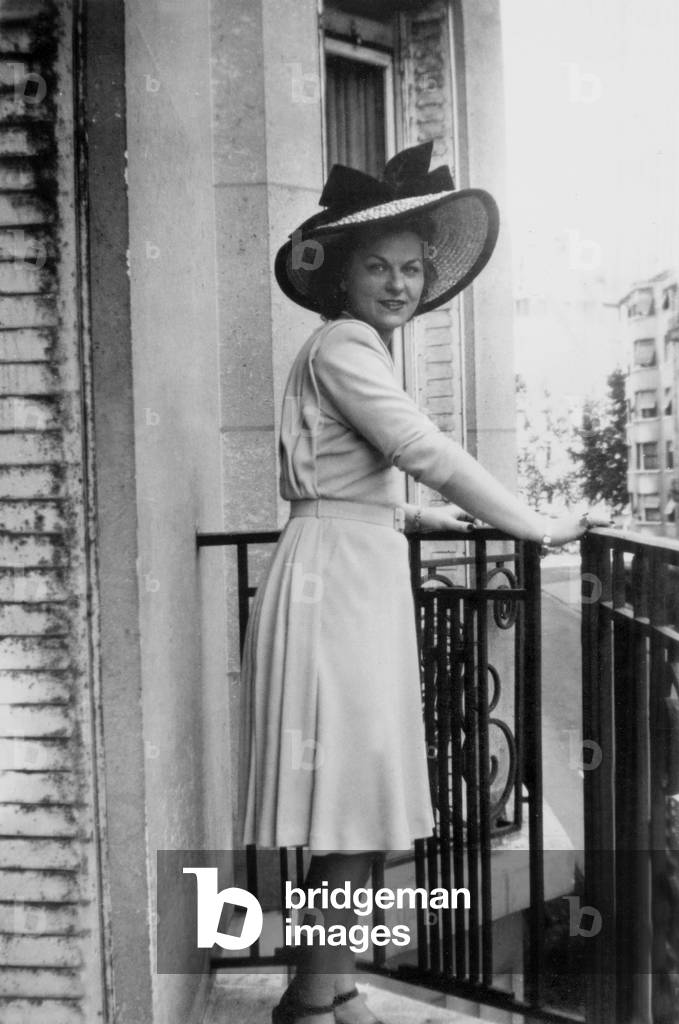 fashion : woman wearing 1940 - 1944 fashion : hat, dress