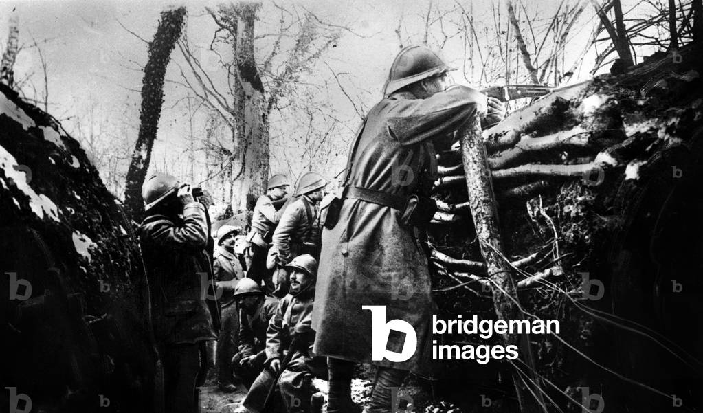 French soldiers in the trenches waiting for the ennemy assault during the great war