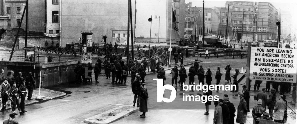 Building of Berlin Wall, 1961 : Checkpoint Charlie