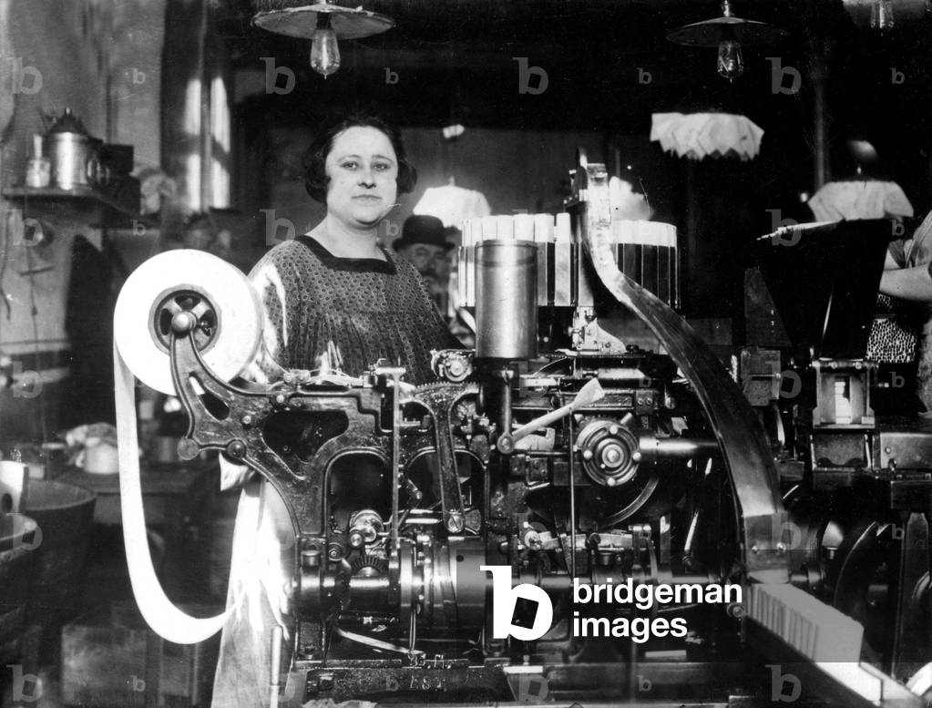 The work of the women in a factory of cigarettes in Issy-les-Moulineaux (France) on February 28, 1942