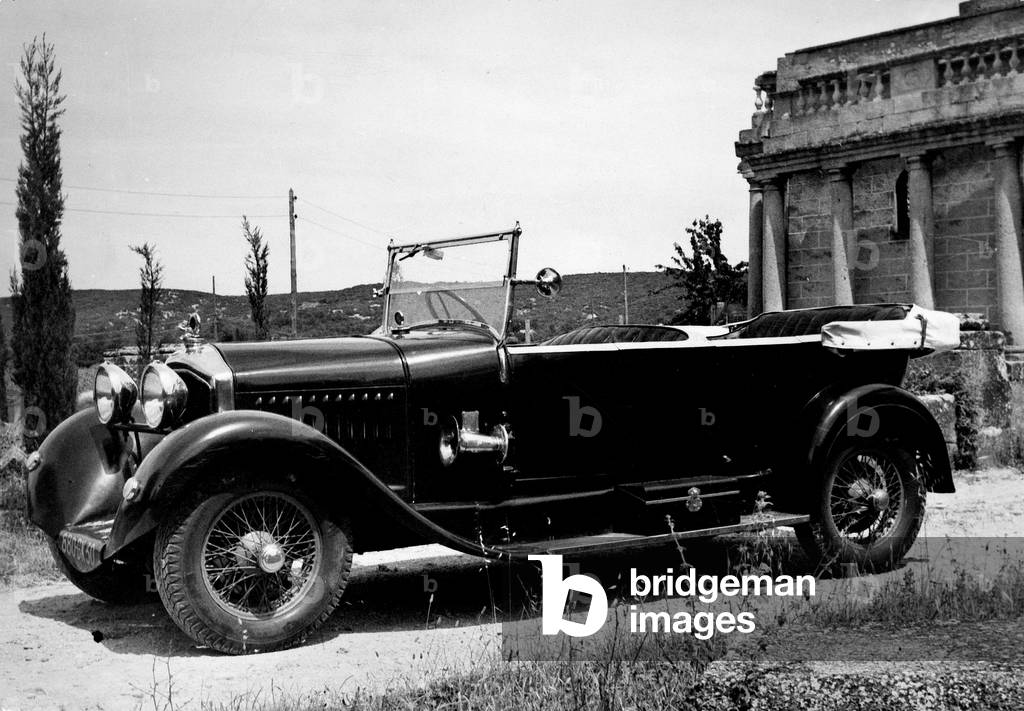 Dion-Bouton Torpedo car in 1923, which belonged to Herbert Osbaldeston Duncan, picture taken on front of Castile castle