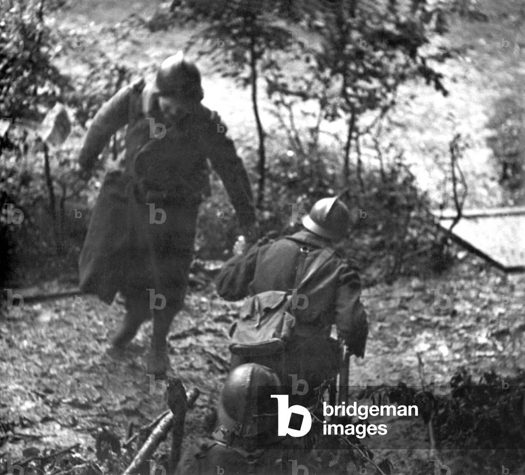 infantrymen leaving a shelter, Verdun, 1916