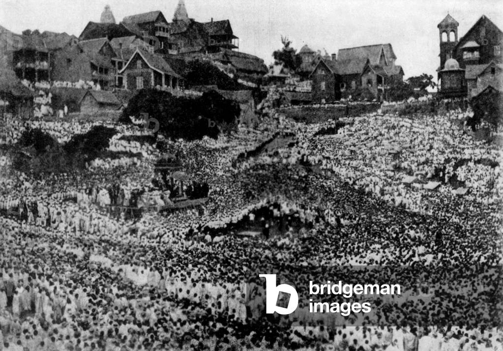 Malagasy crowd for declaration of war in 1895