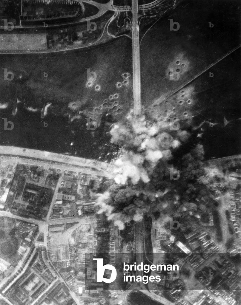 Arnhem battle in Holland (liberation of Holland by allied) september 1944 : american bombing on the bridge