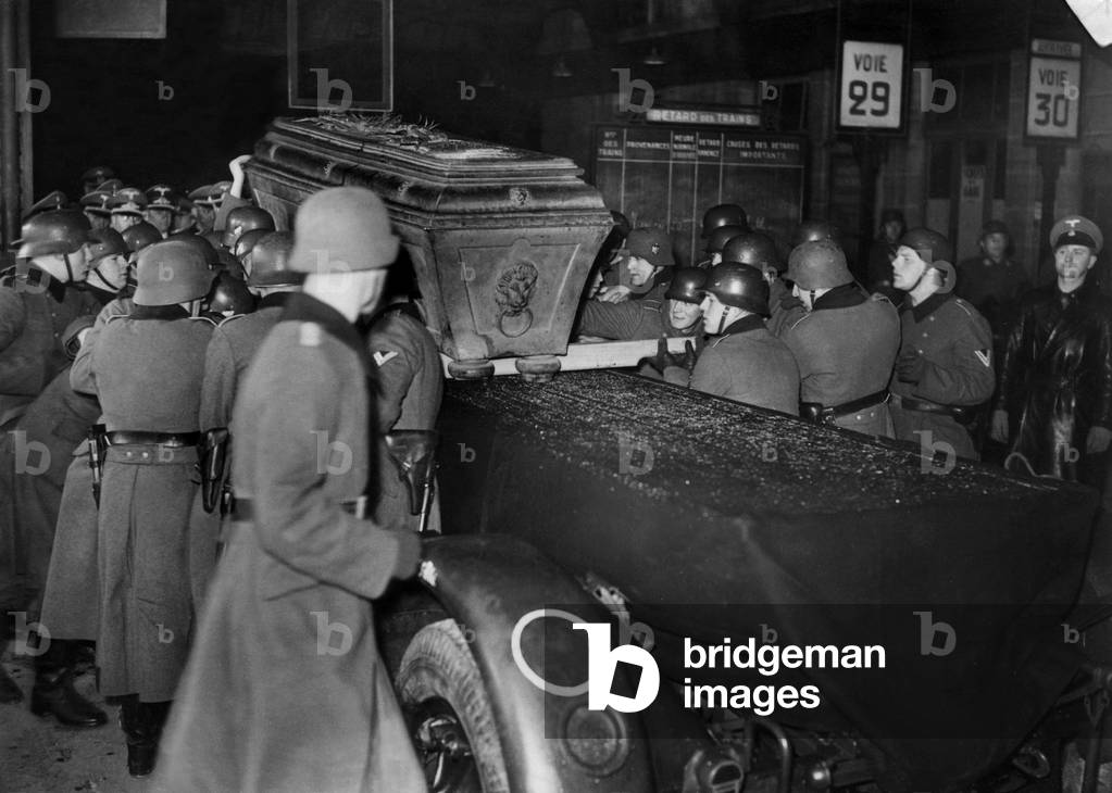 Return of the ashes of the Aiglon, son of Napoleon1st : arriving at East station in Paris : cofin is placed on a gun carriage by german soldiers on december 14-15, 1940