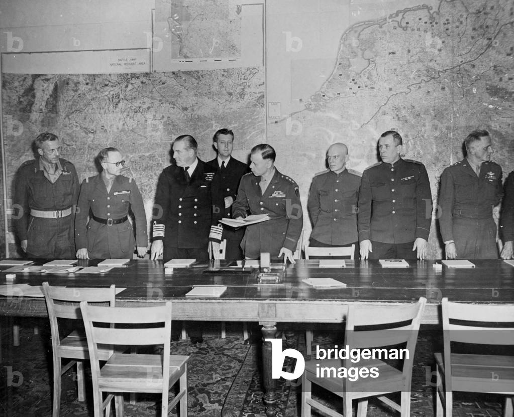 1st german surrender in Reims, France, may 7, 1945 : Allied officers : l-r : general Morgan (UK), general Sevez (France), admiral Burrough (UK), lcommandant Butcher (USA), le general Bedell-Smith (USA), lieutenant Cherniaev (USSR), general Sousloparov (USSR), general Spaatz (USA)