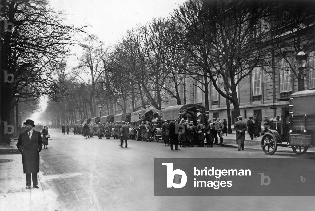 On february 6, 1934 in Paris, soldiers ready to intervene during extreme right riots to protest against the new Daladier Government