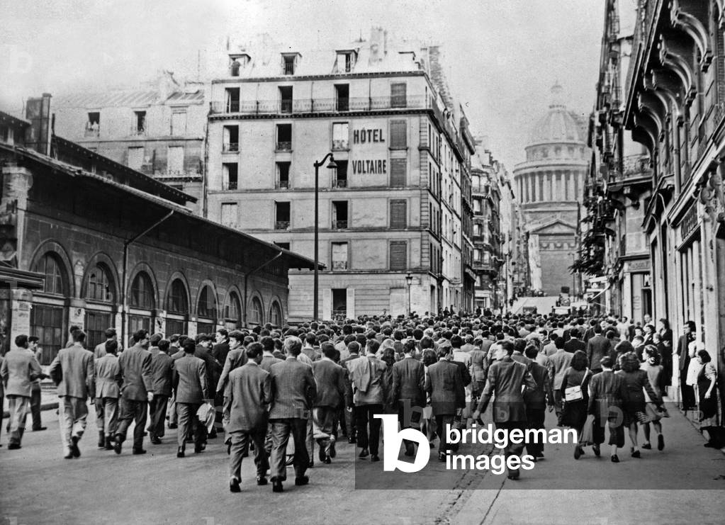 In Paris, students after the october examination of the baccalaureate, 1946