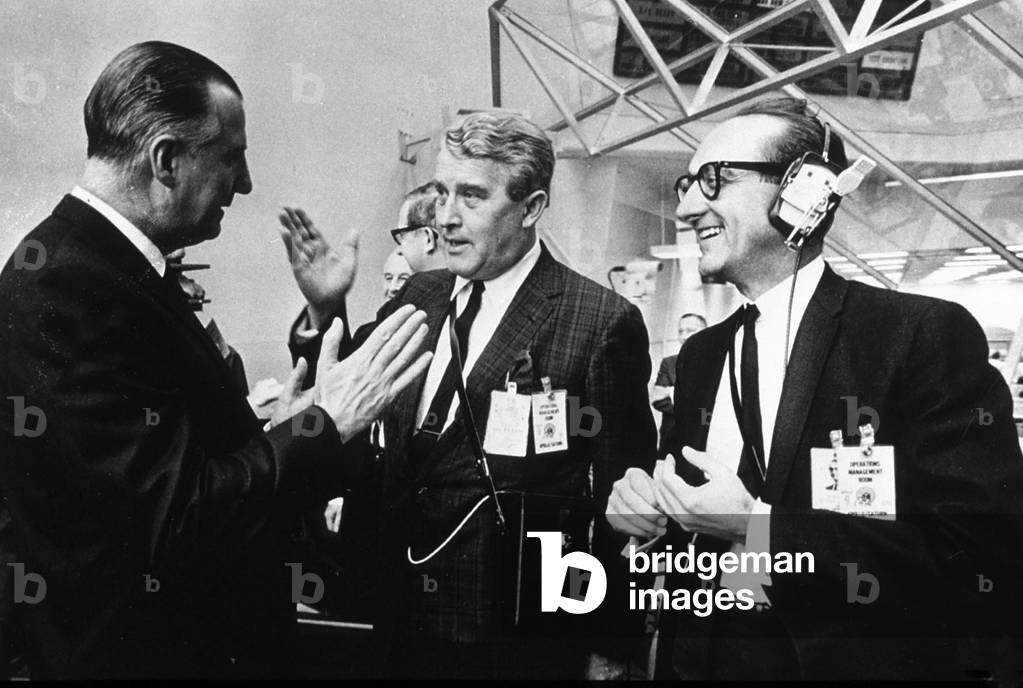 american vice president americain Spiro T. Agnew talking with Werner Van Braun and George Mueller american space experts and engineers in the Spaceports Launch Control for mission Apollo 9 may 1969
