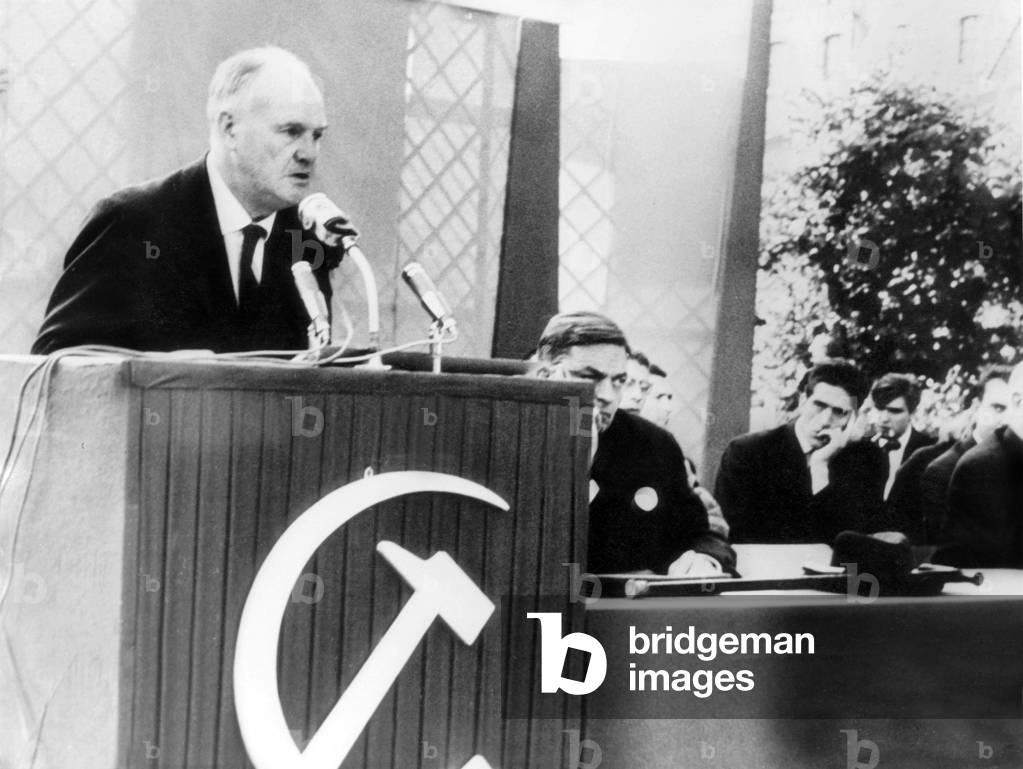 Maurice Thorez making a speech in 1960 - 1961. We can see on the right Georges Gosnat