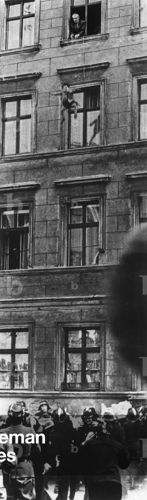 Passing from east berlin to West Berlin, 60's : a man throw out of a window a child, firmen are waiting
